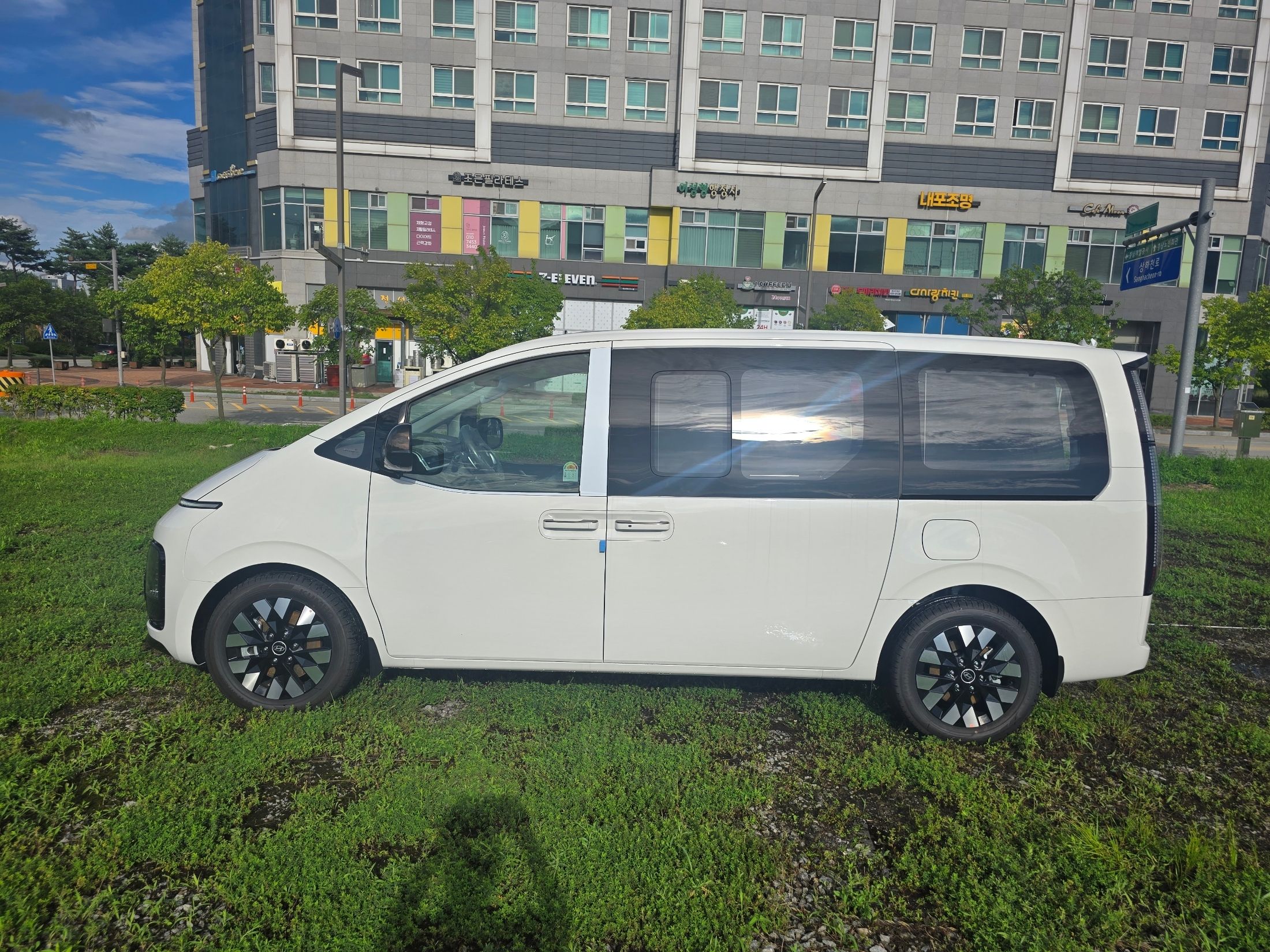 HYUNDAI STARIA 2025