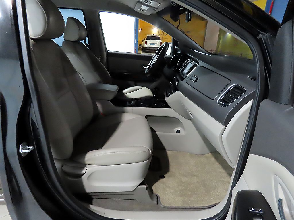 KIA CARNIVAL 2016