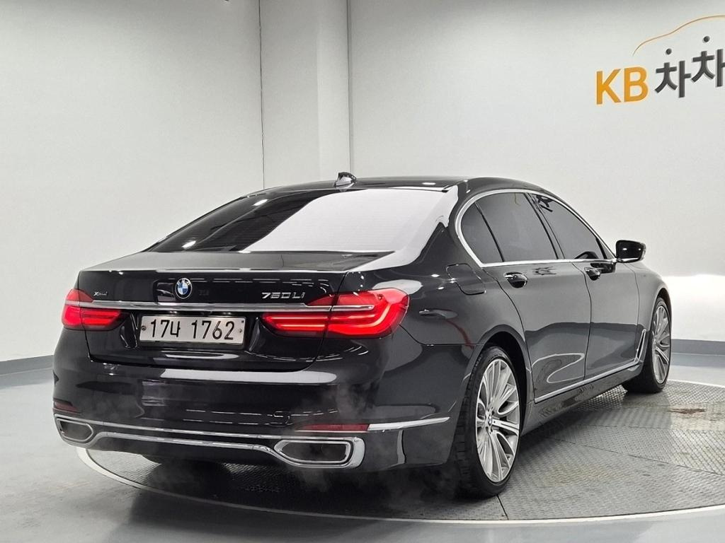 BMW 7-SERIES G11 2016