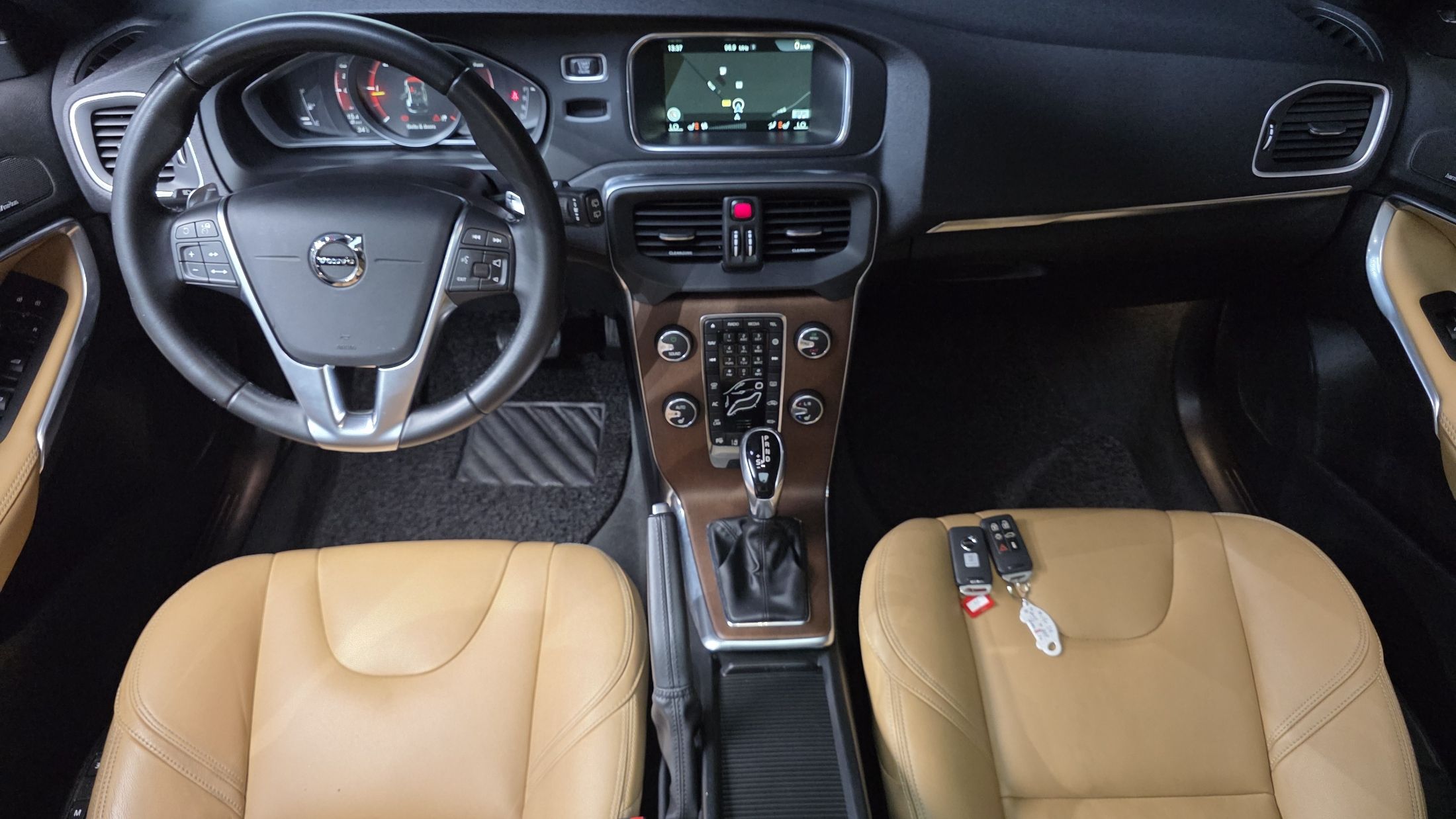 VOLVO V40 2017