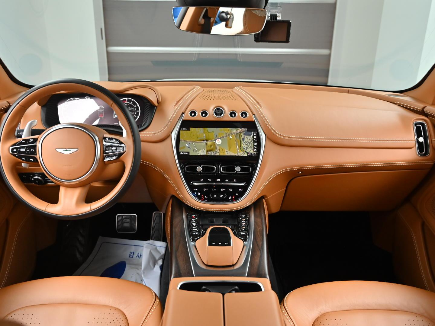 ASTON MARTIN DBX 2021