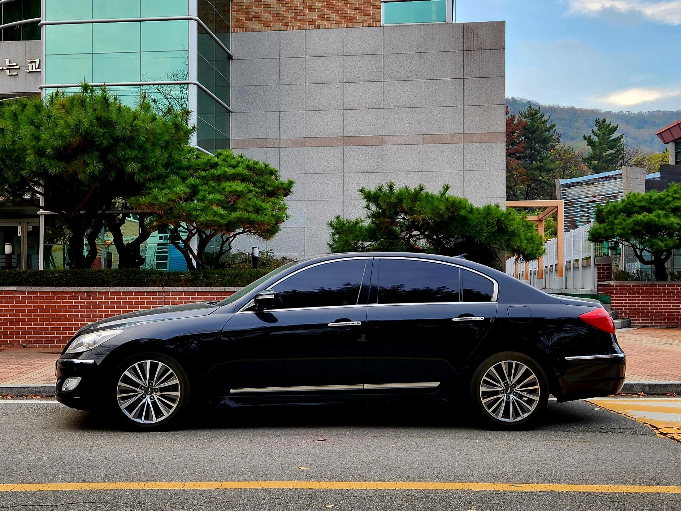HYUNDAI GENESIS 2012