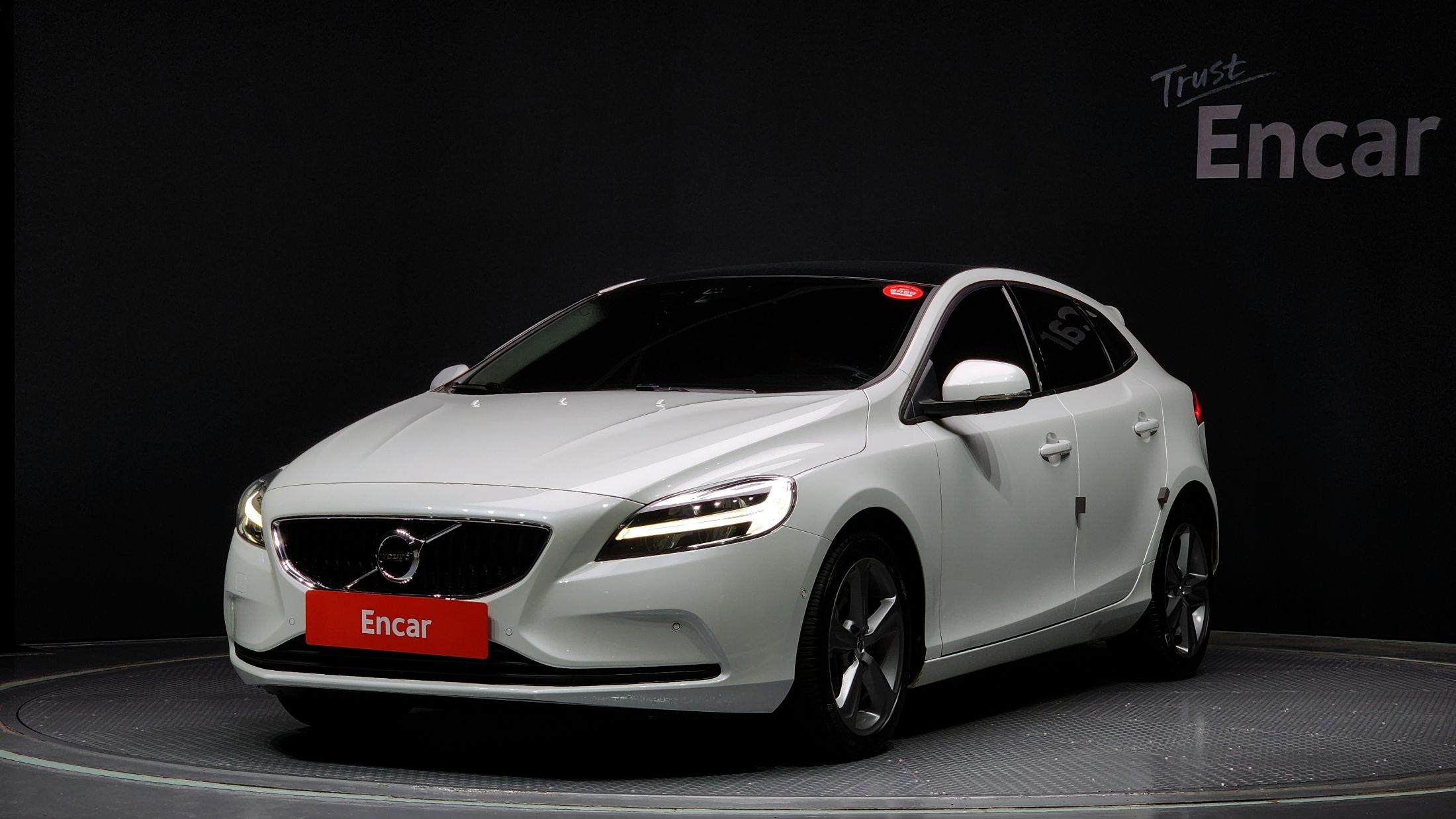 VOLVO V40 2016