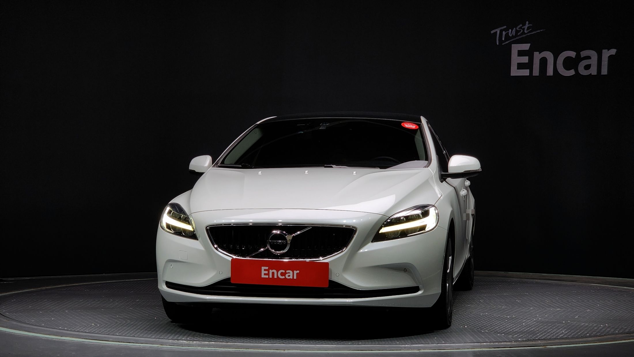 VOLVO V40 2016