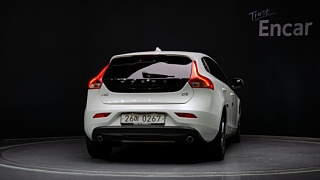 VOLVO V40 2016