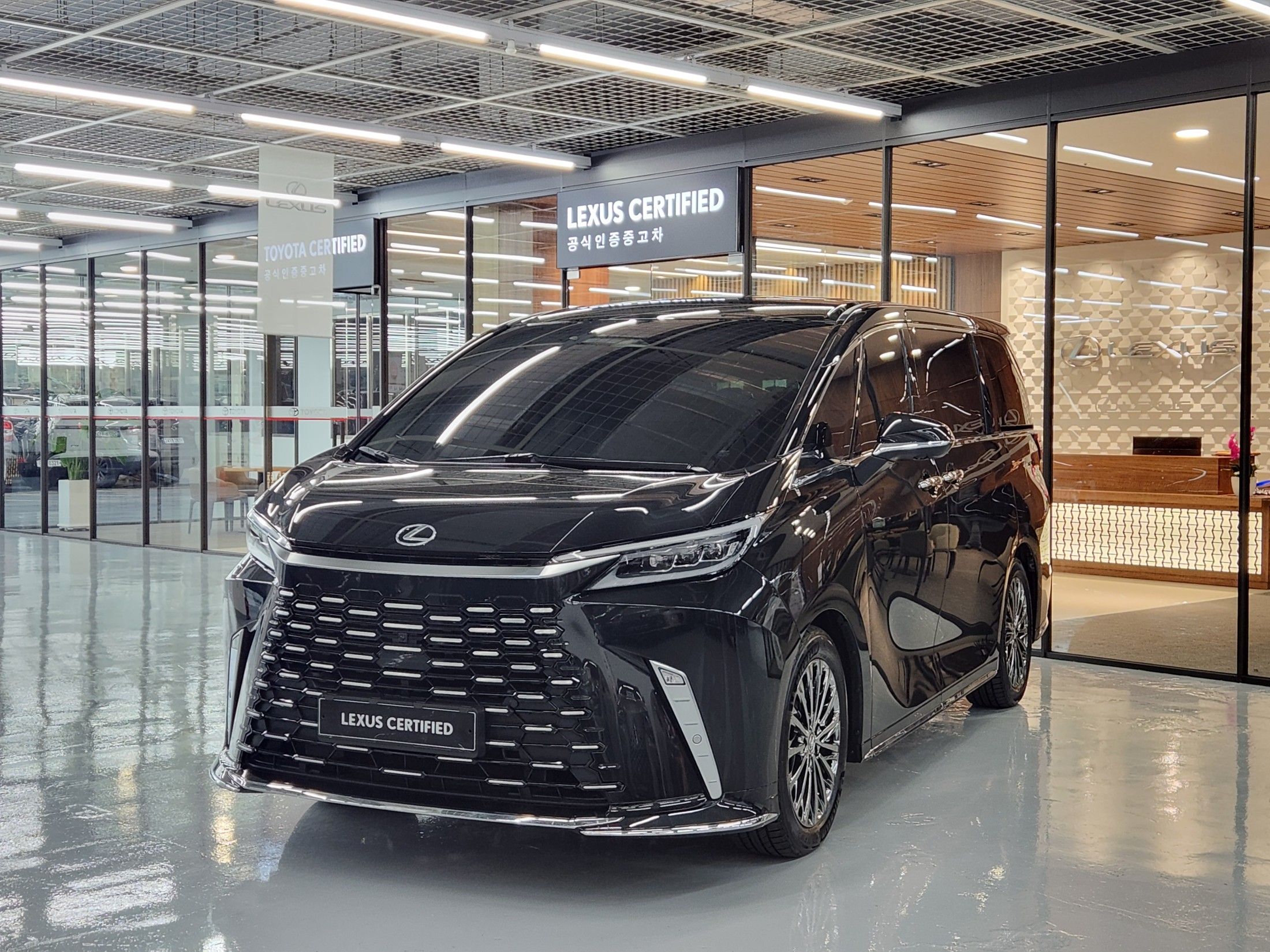 LEXUS LM