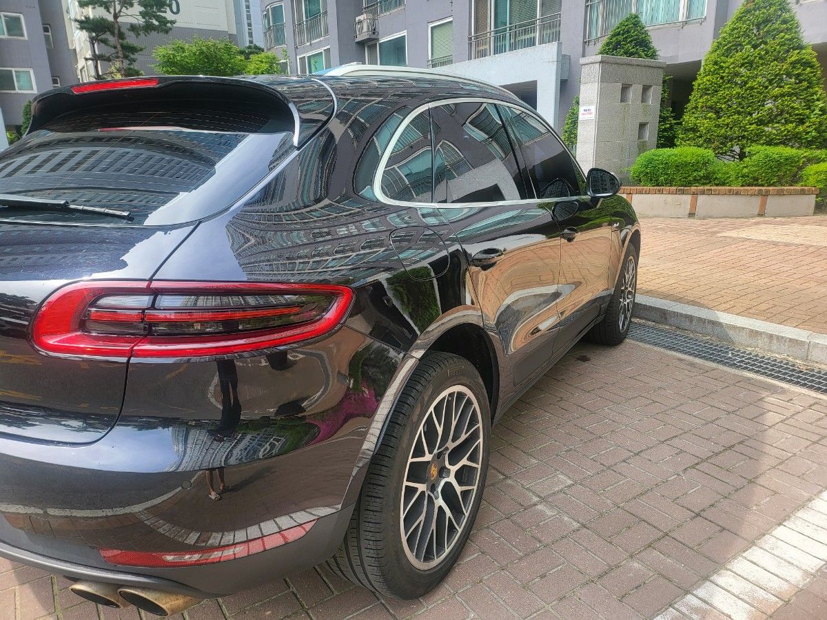 PORSCHE MACAN