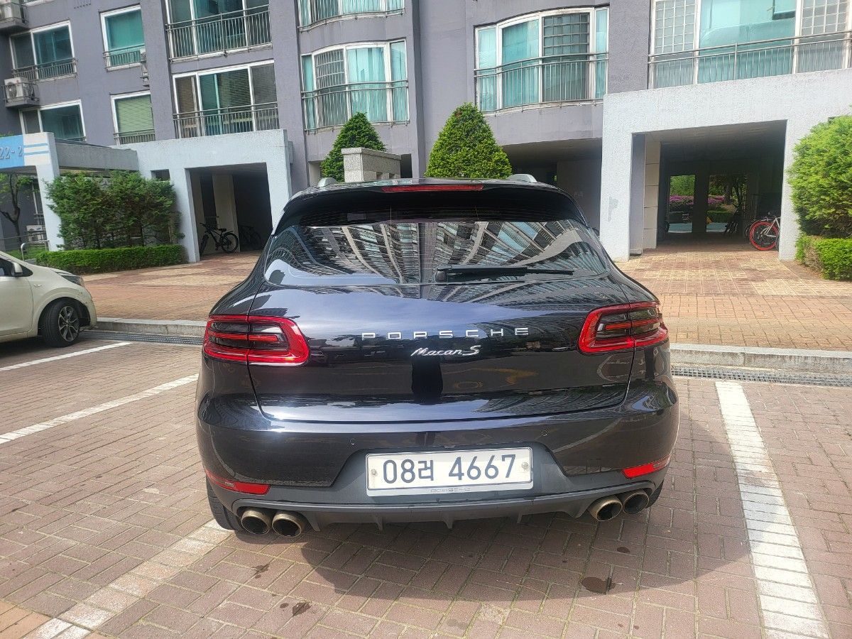 PORSCHE MACAN