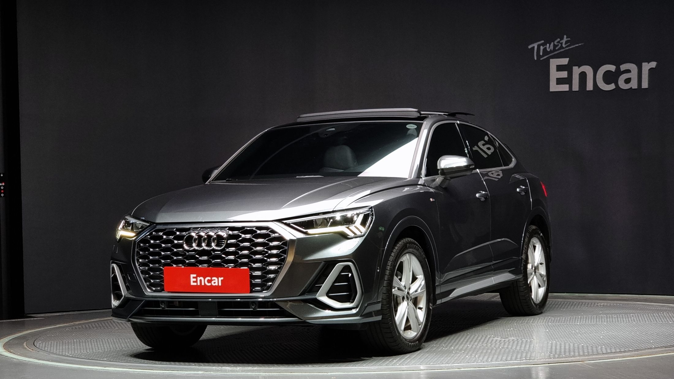 AUDI Q3 F3