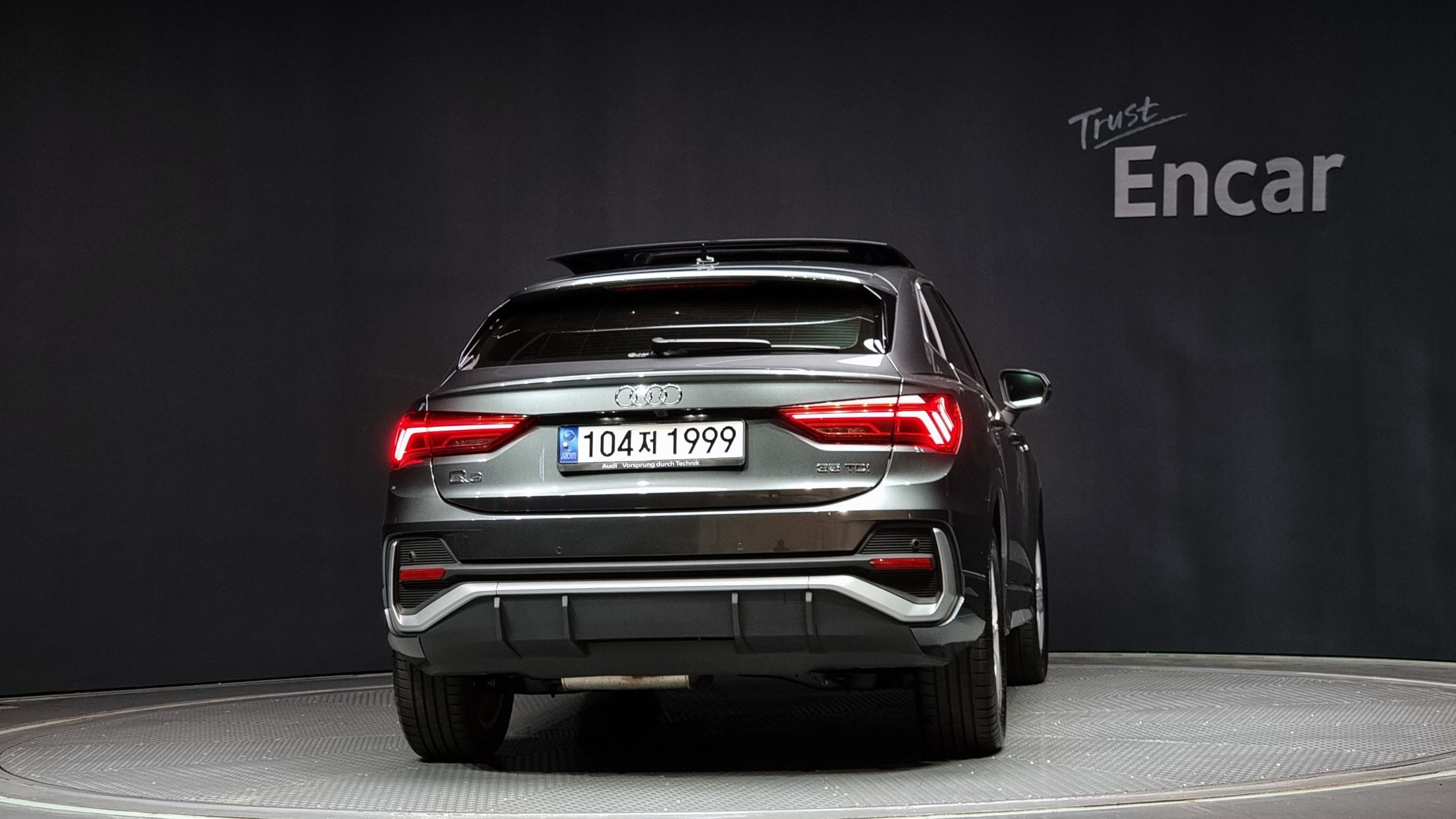 AUDI Q3 F3