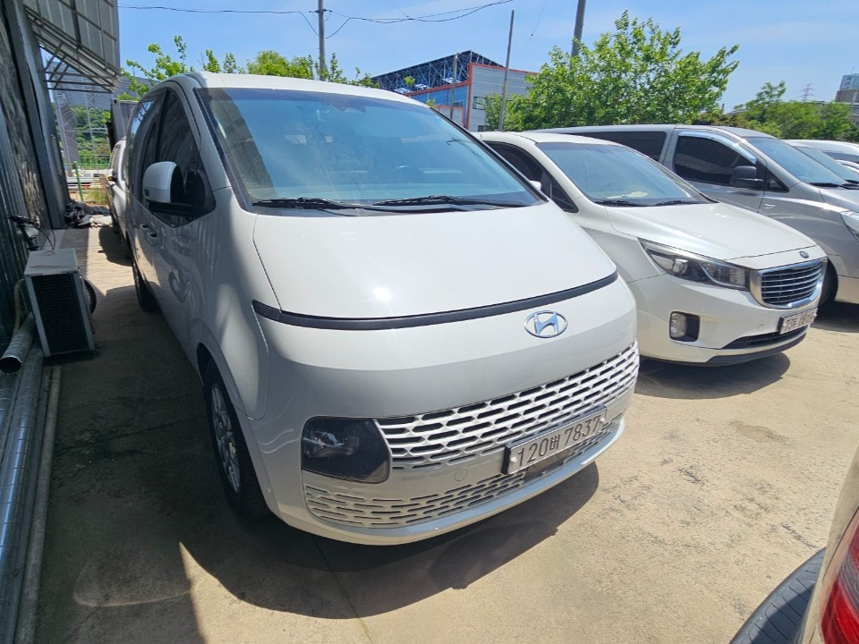 HYUNDAI STARIA