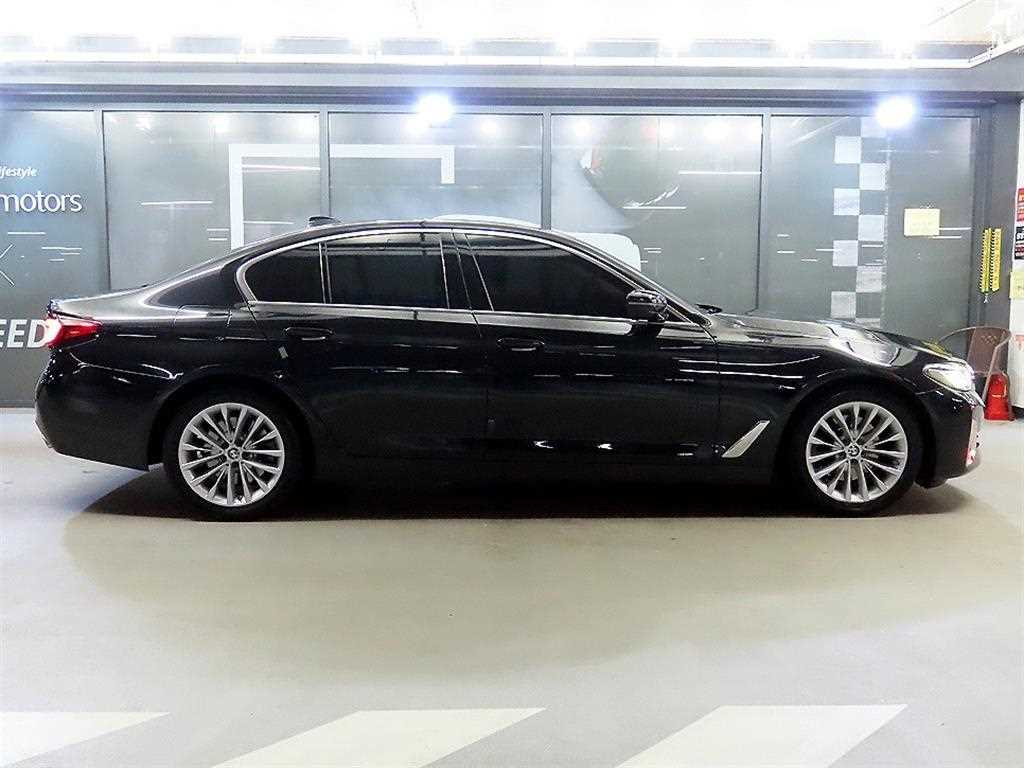 BMW 5-SERIES G30 2022