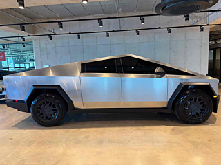 TESLA CYBERTRUCK 2024