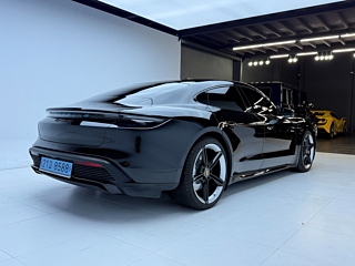 PORSCHE TAYCAN 2022
