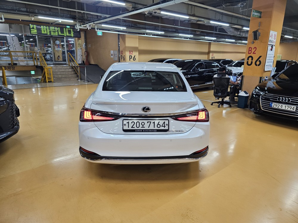LEXUS ES300H 2025