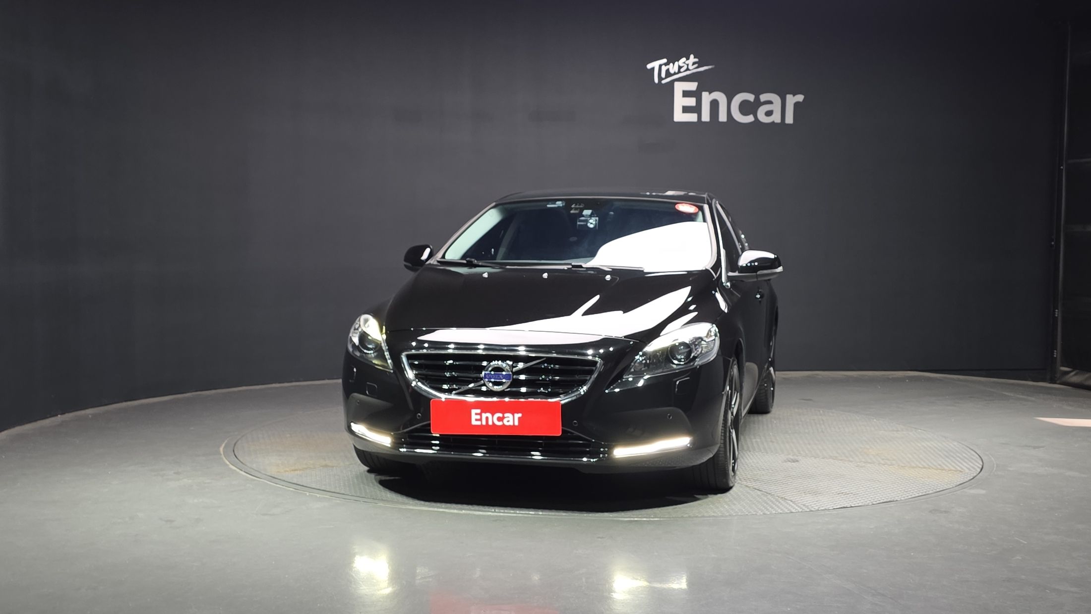 VOLVO V40 2016