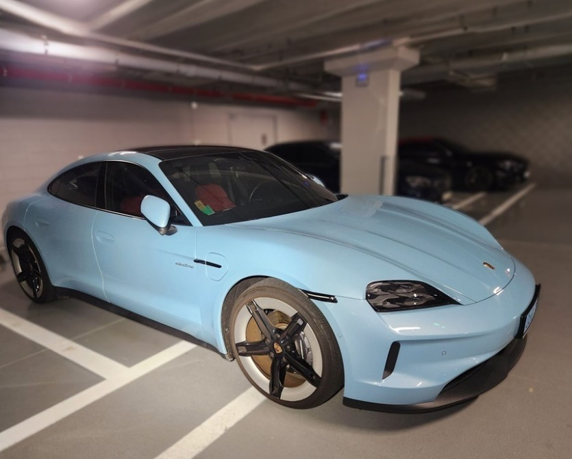 PORSCHE TAYCAN 2024