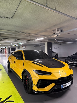 LAMBORGHINI URUS 2024