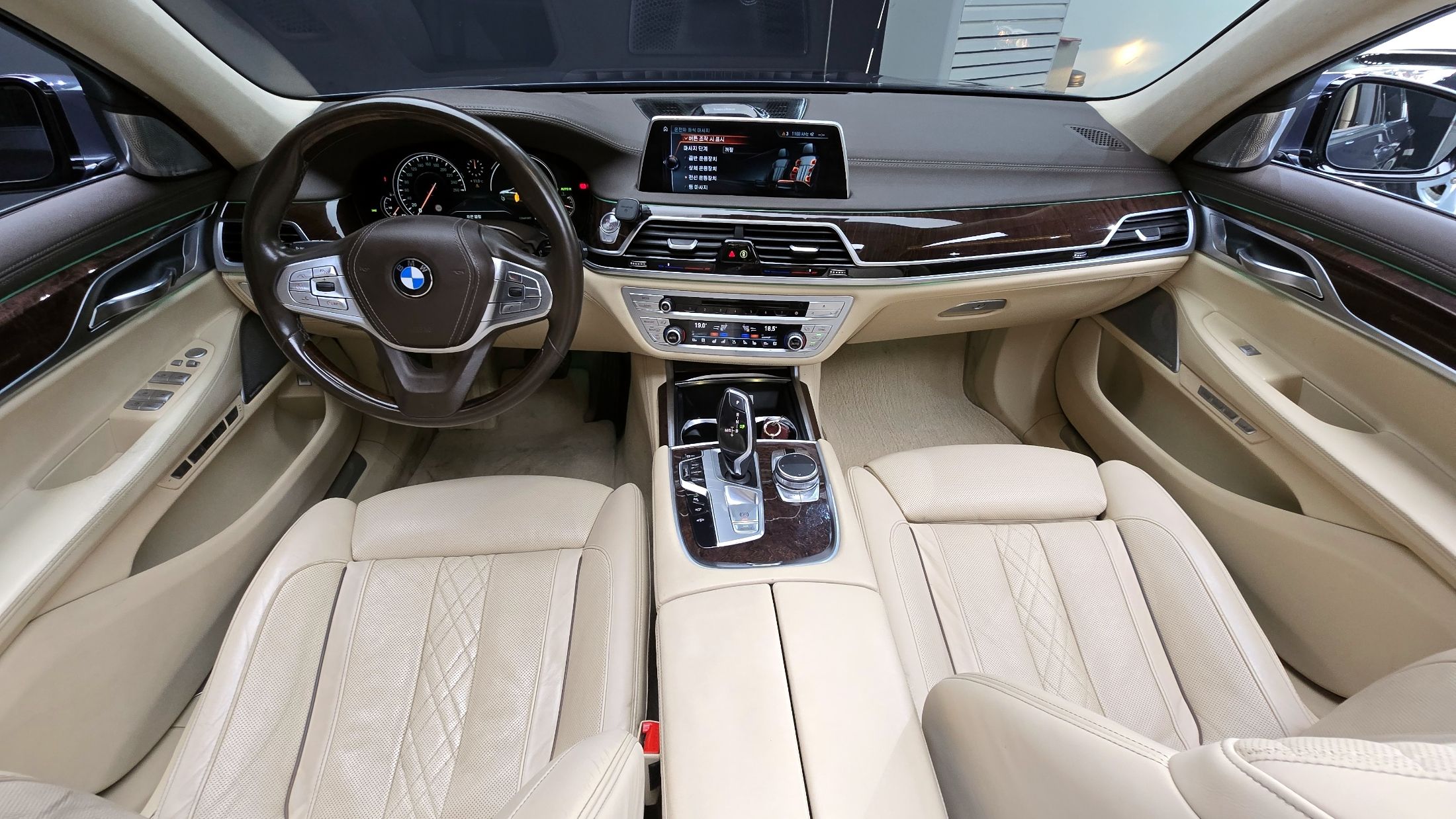 BMW 7-SERIES G11 2016