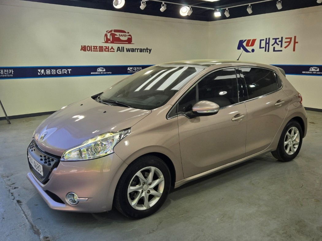 PEUGEOT 208