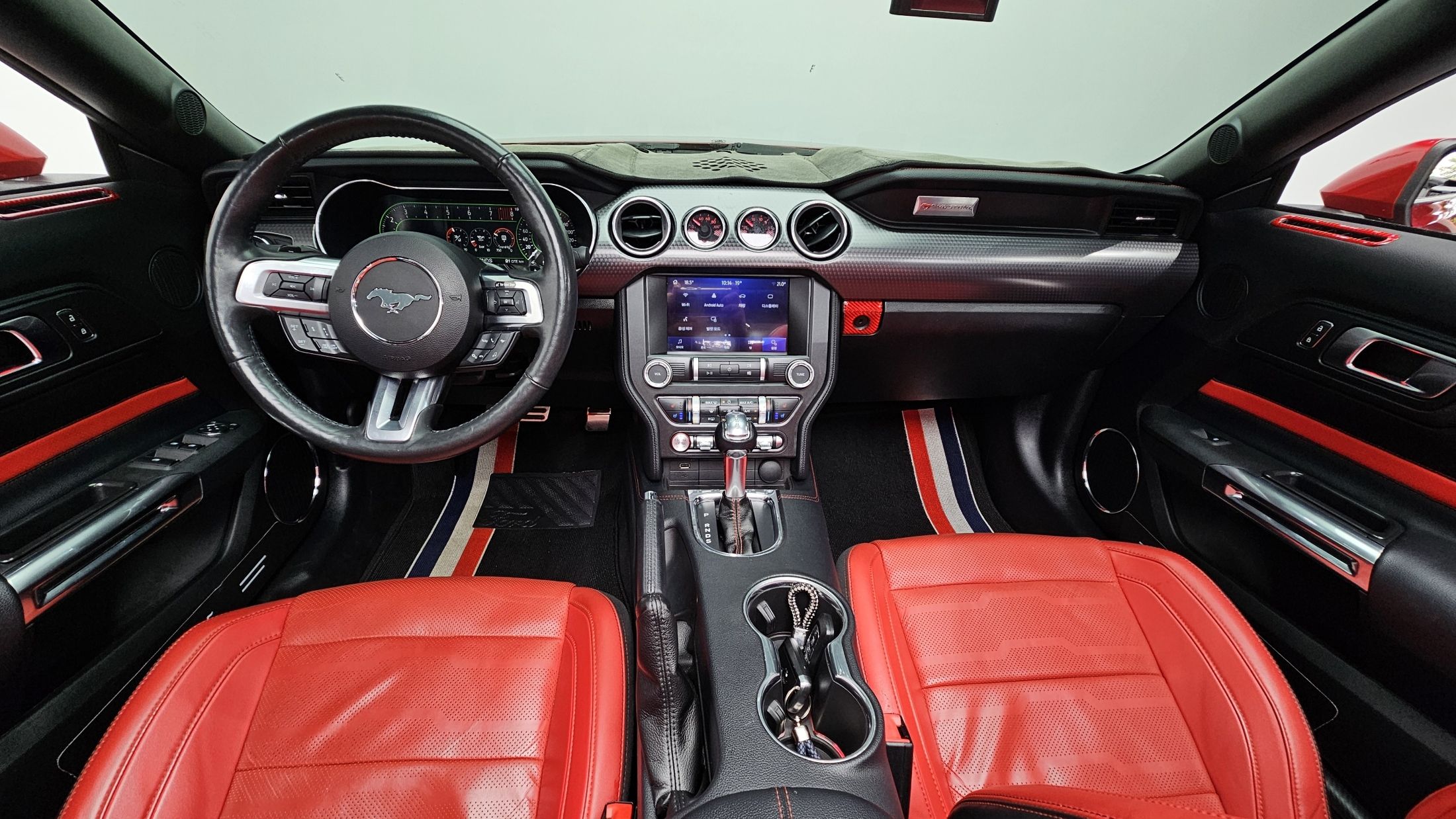 FORD MUSTANG