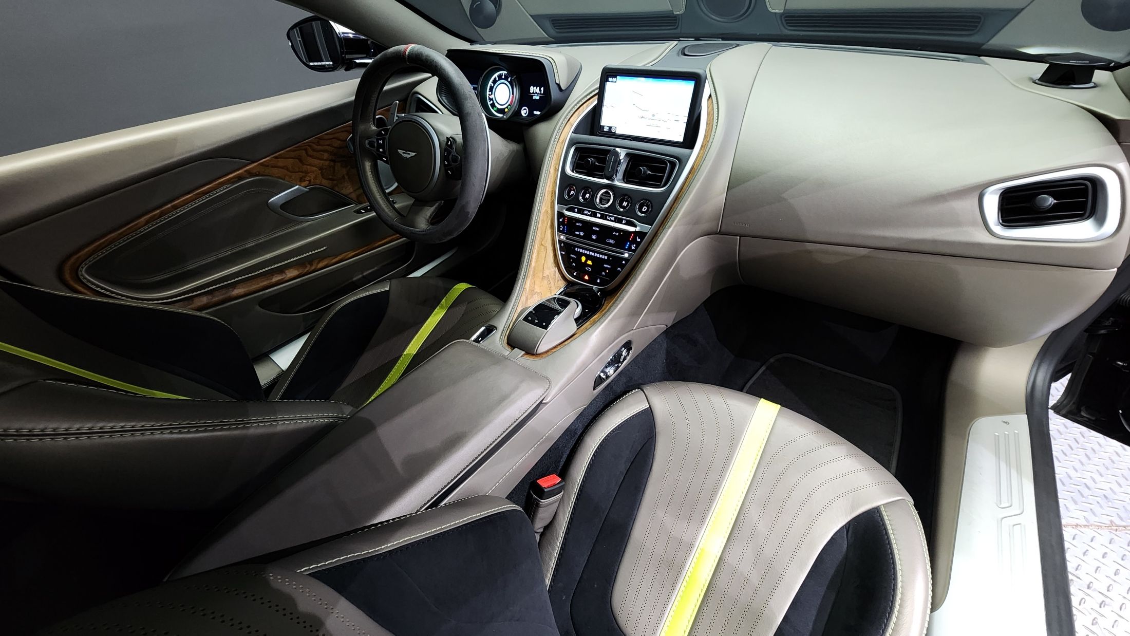 ASTON MARTIN DB11 2019