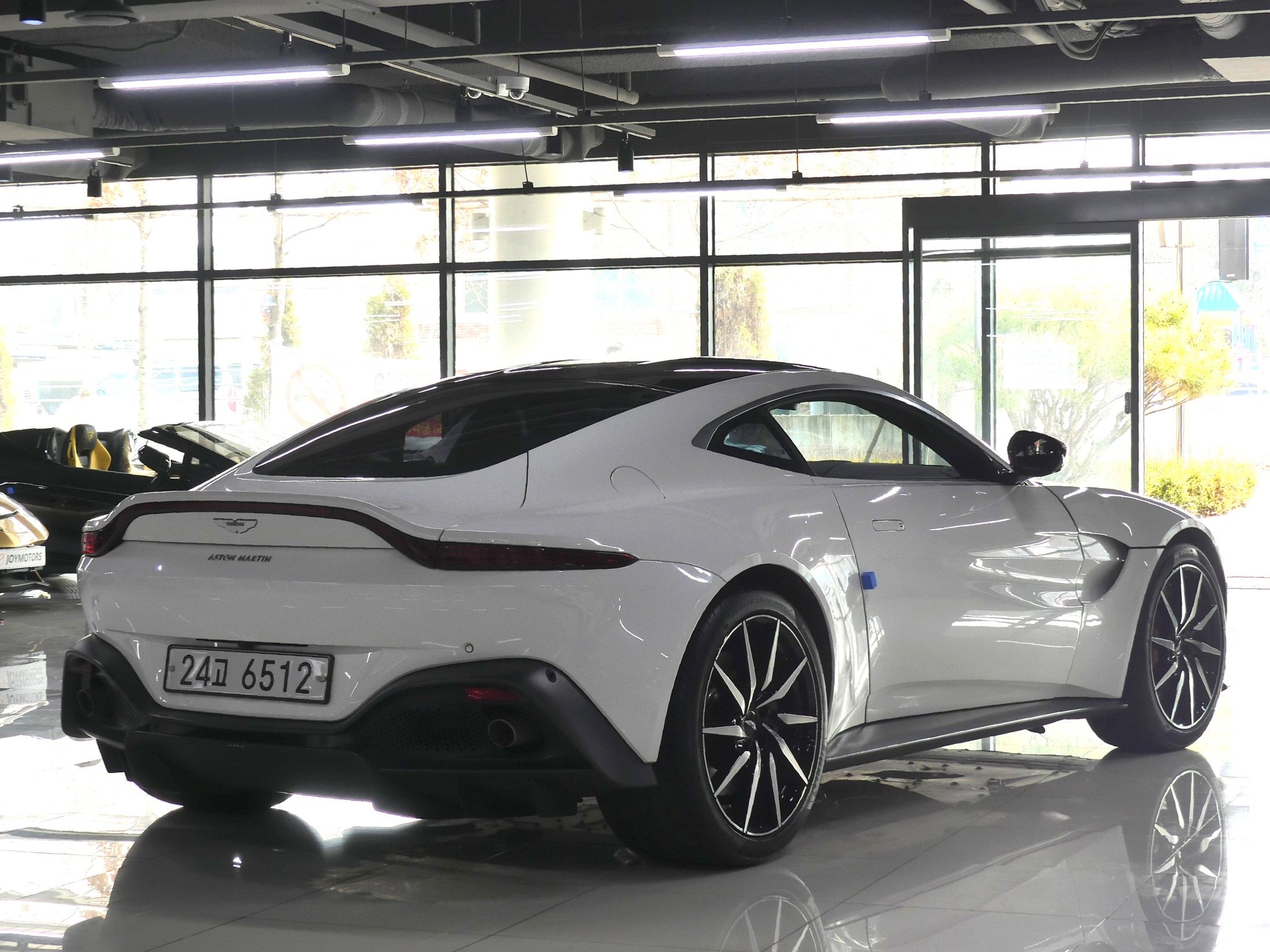 ASTON MARTIN VANTAGE 2019