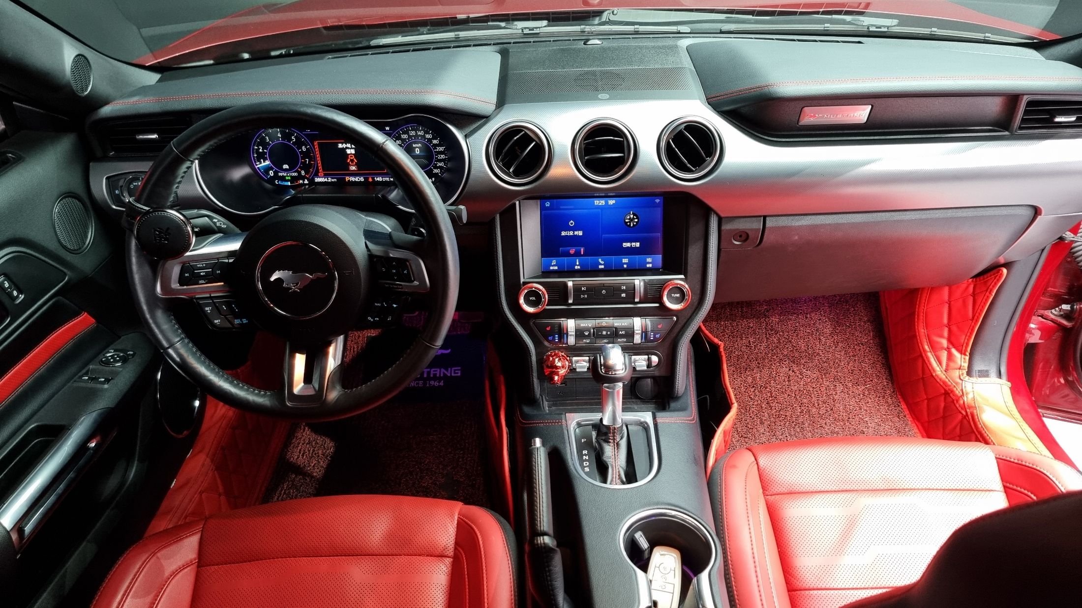 FORD MUSTANG