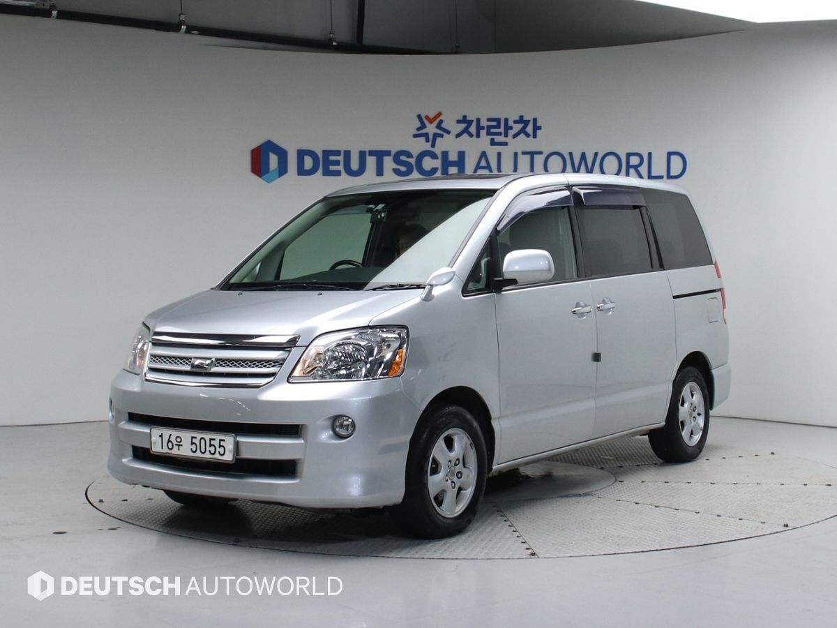 TOYOTA NOAH