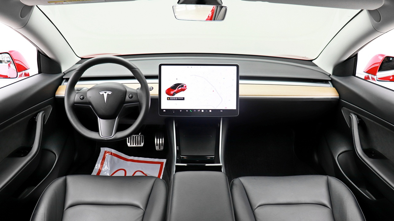 TESLA MODEL 3