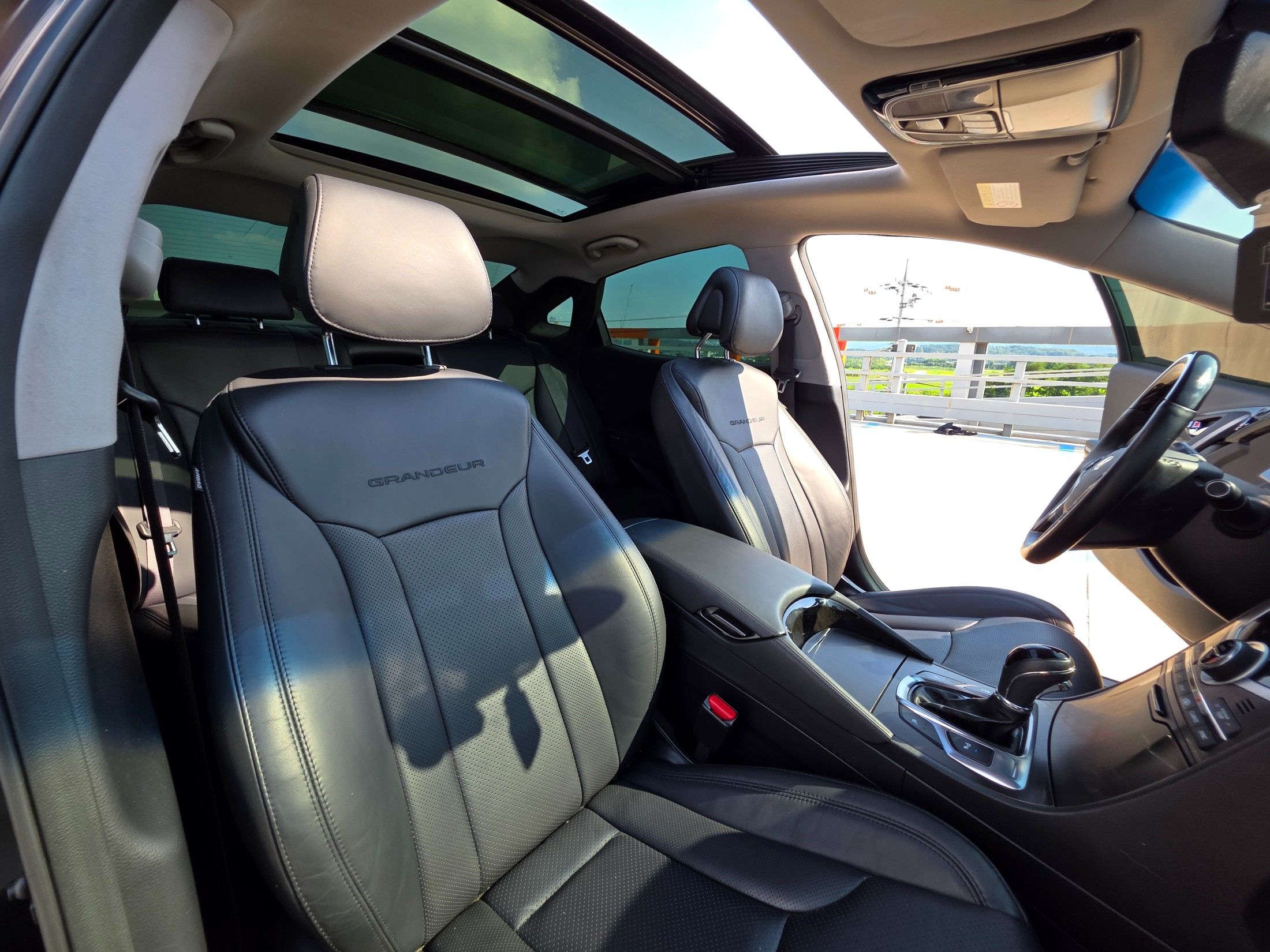 HYUNDAI GRANDEUR HG 2015