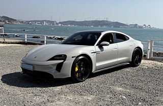 PORSCHE TAYCAN 2023