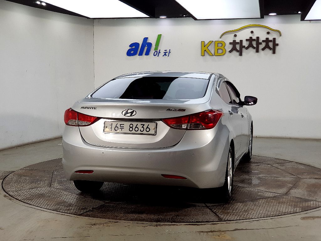 HYUNDAI AVANTE MD 2010
