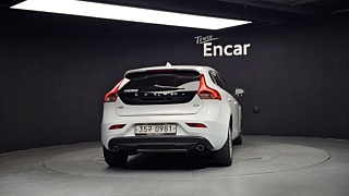 VOLVO V40 2016