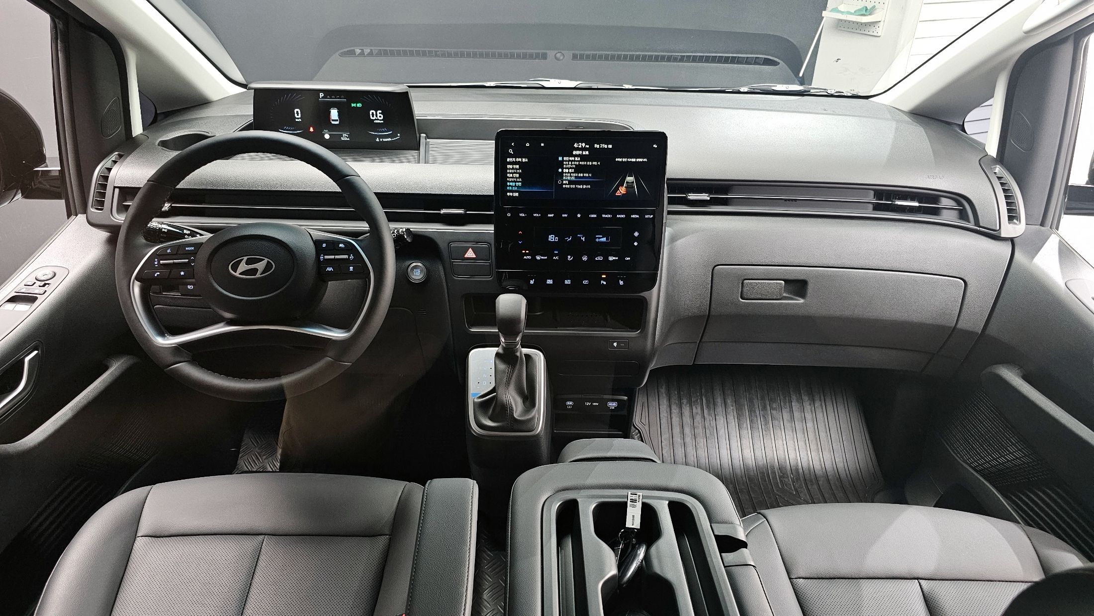 HYUNDAI STARIA 2025