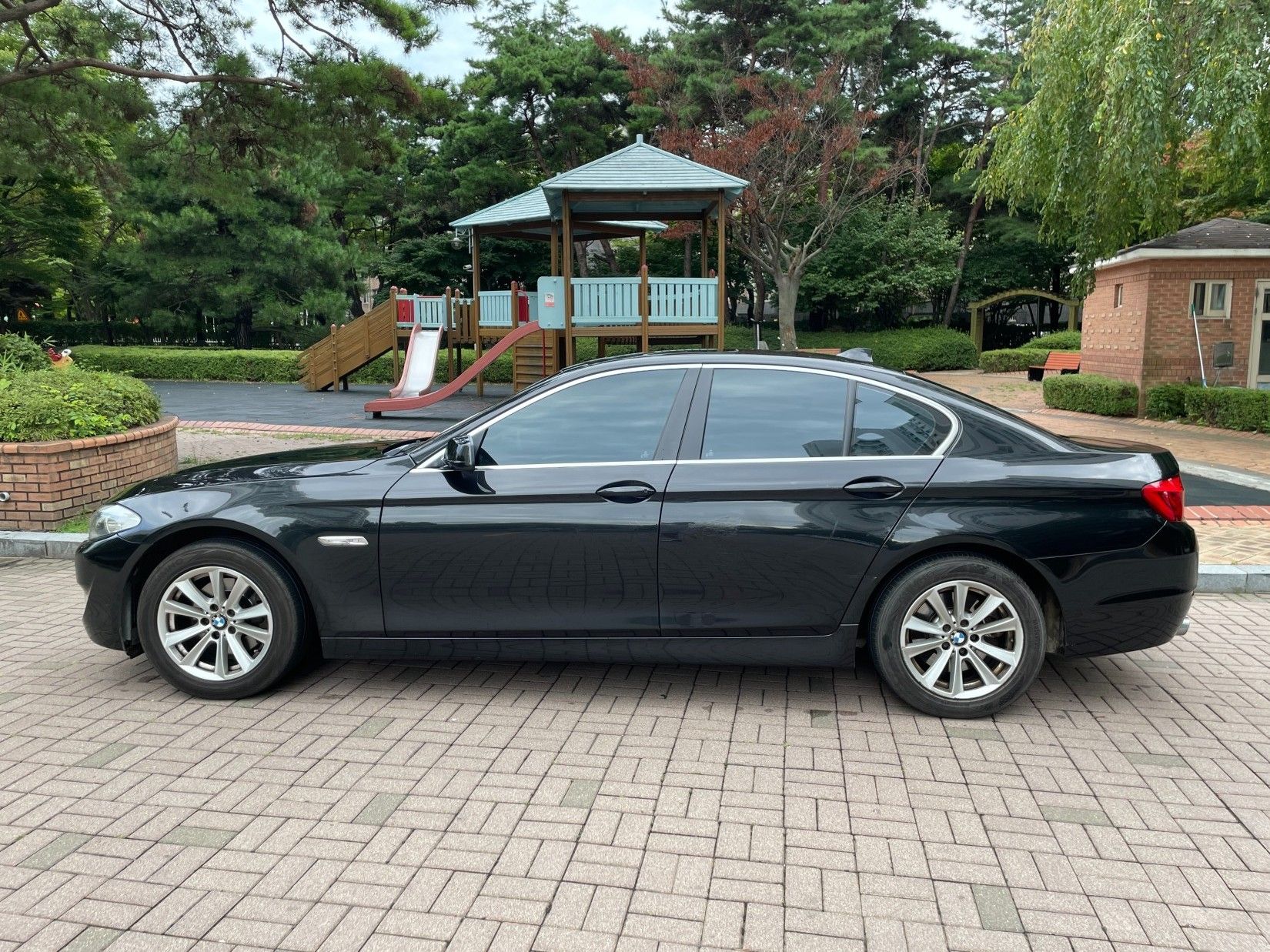 BMW 5-SERIES F10 2011