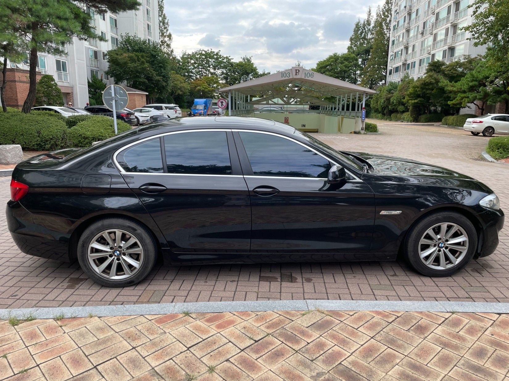 BMW 5-SERIES F10 2011