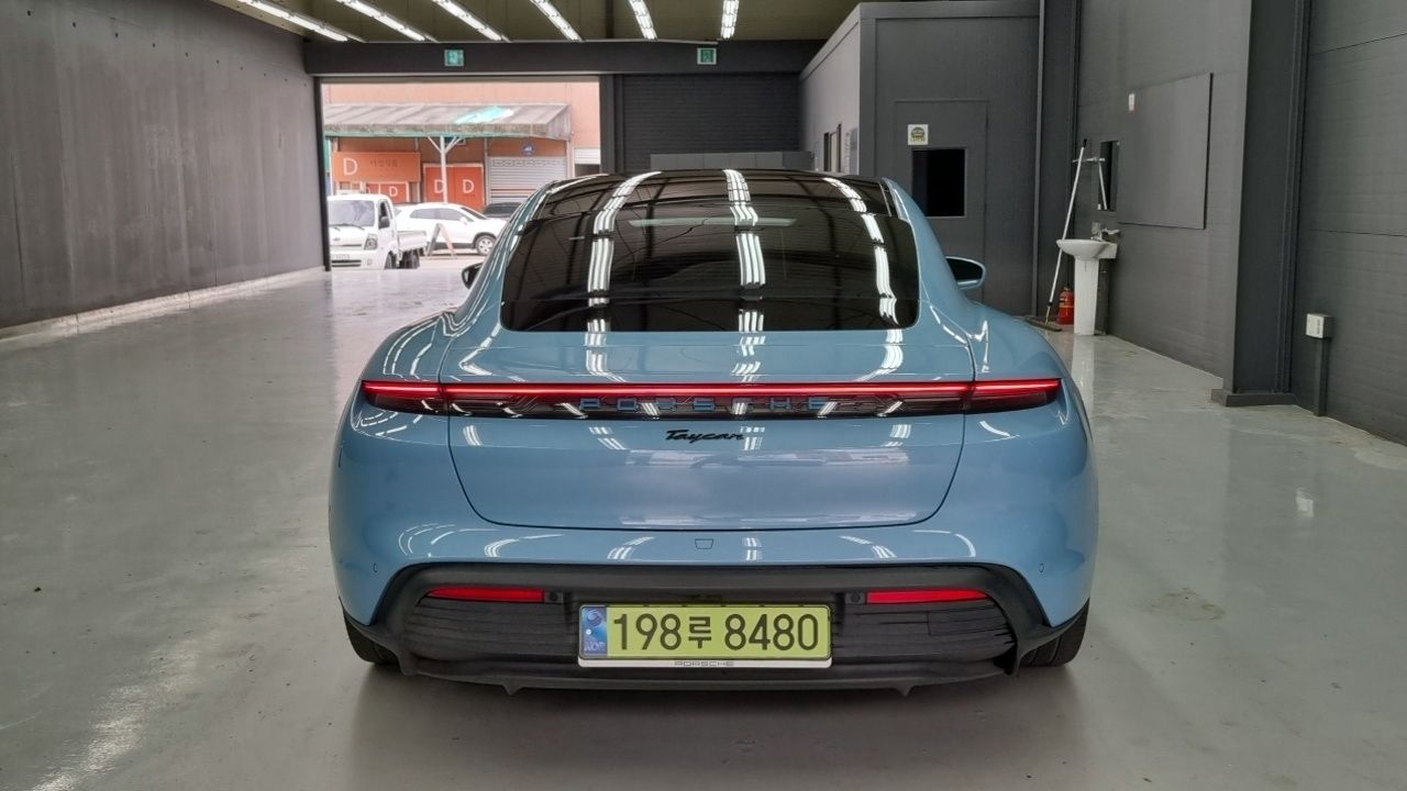 PORSCHE TAYCAN 2022