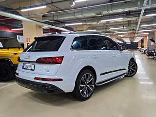 AUDI Q7 4M 2023