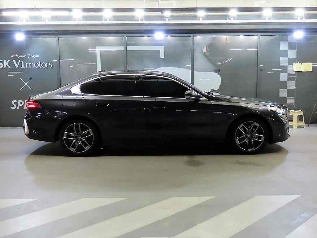 BMW 5-SERIES G60 2023