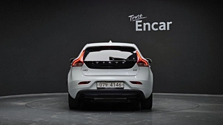 VOLVO V40 2017