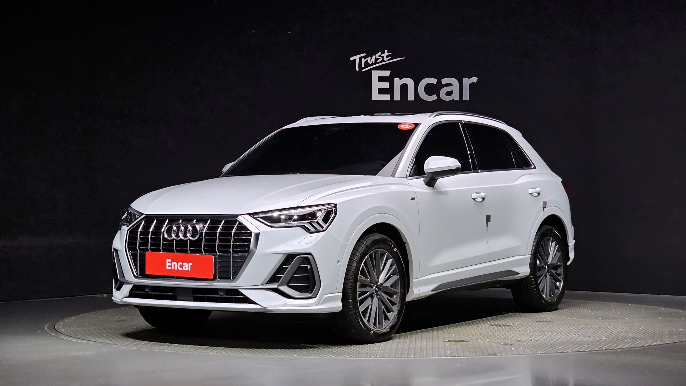 AUDI Q3 F3