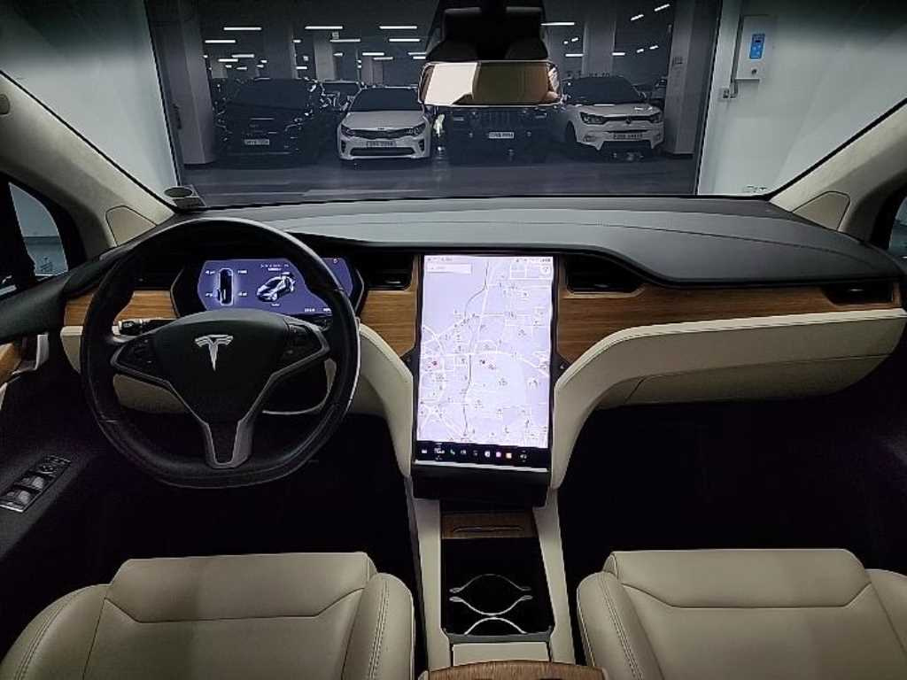 TESLA MODEL X