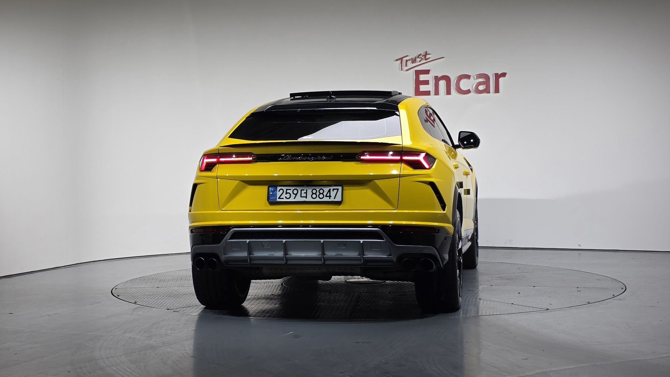LAMBORGHINI URUS 2019