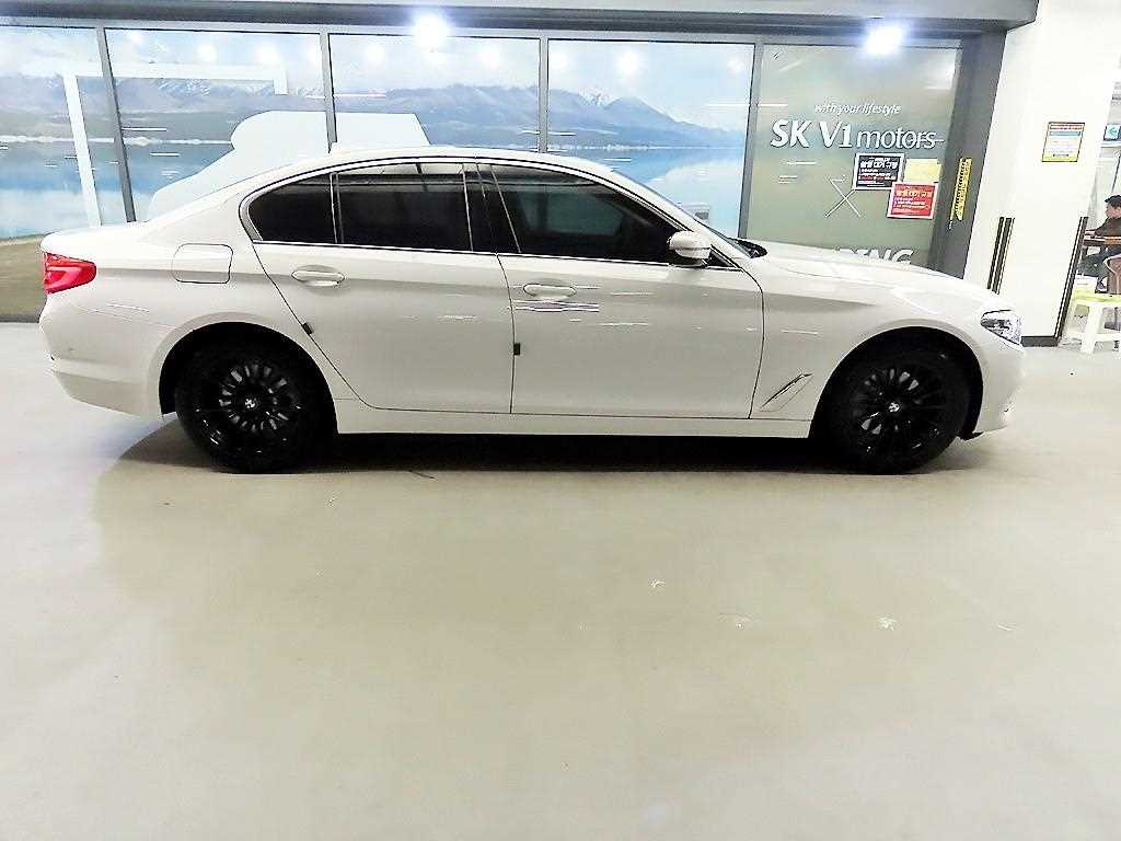 BMW 5-SERIES G30 2019