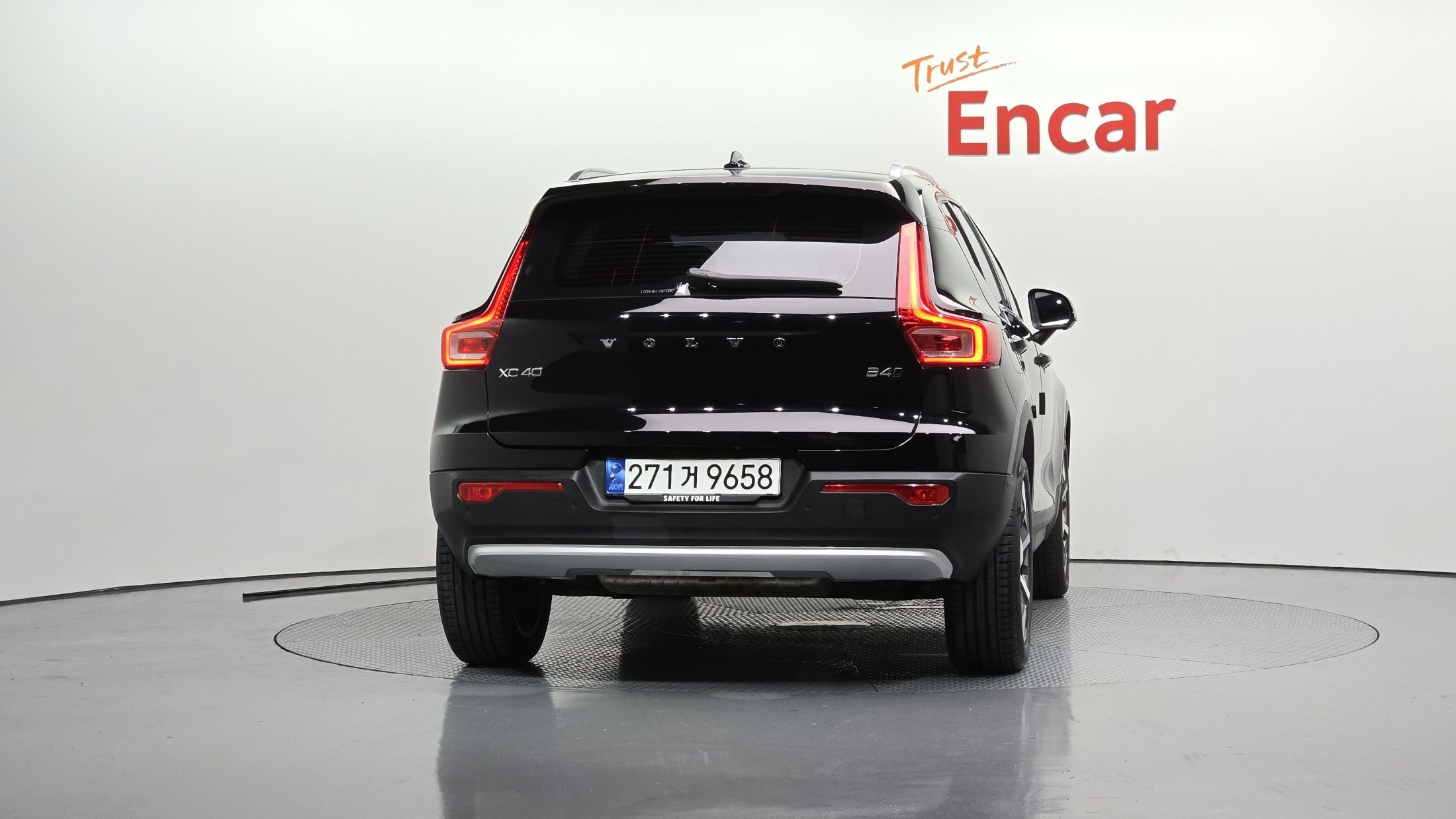 VOLVO XC40 2023