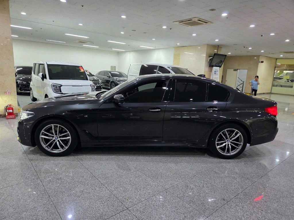 BMW 5-SERIES G30 2017