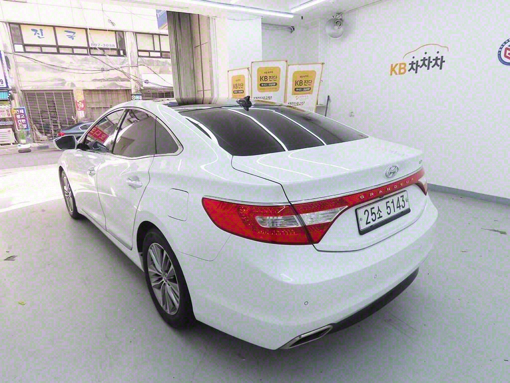 HYUNDAI GRANDEUR HG 2015