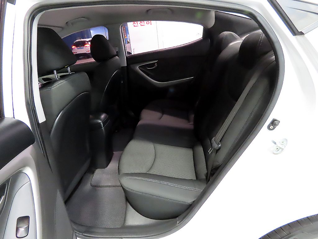 HYUNDAI AVANTE 2013
