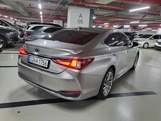 LEXUS ES300H 2025